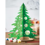 DIY Weihnachtsbaum aus Holz im praktischen Einsatz