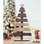 Weihnachtsbaum aus Holz im praktischen Einsatz