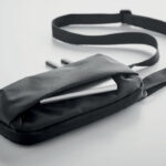 Crossbody-Smartphone-Tasche, Detailaufnahme des Materials