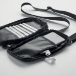 Crossbody-Smartphone-Tasche, geöffnet dargestellt
