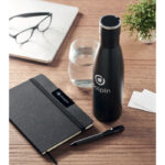 Set Notizbuch mit Flasche mit markiertem Druckbereich für Ihr Logo