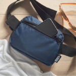 Gürteltasche 300D RPET Blau im praktischen Einsatz