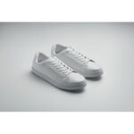 Sneakers aus PU 47, Detailaufnahme des Materials