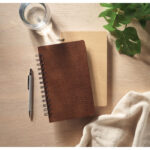 DIN A5 Notizbuch GROWBOOK™ Braun im praktischen Einsatz