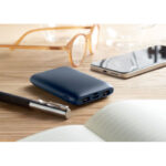 Power bank 5000 mAh Blau im praktischen Einsatz
