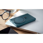 Wireless charger power bank Blau im praktischen Einsatz