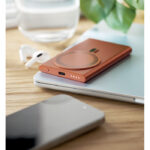 Wireless charger power bank Orange im praktischen Einsatz