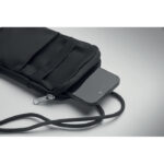 Crossbody-Smartphone-Tasche Schwarz, Detailaufnahme des Materials