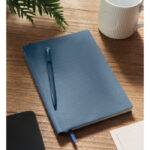 DIN A5 PU Notizbuch mit Stift Blau im praktischen Einsatz