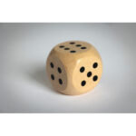 Spielwürfel Schima-Holz Ø 3cm – Rückansicht