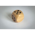Spielwürfel Schima-Holz Ø 5cm – Detailaufnahme