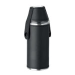 Flasche mit Schnapsbechern – Detailaufnahme