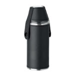 Flasche mit Schnapsbechern, Seitenansicht