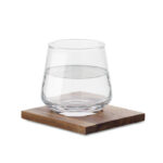 Glas mit Untersetzer – Vorderansicht