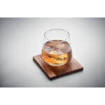 Glas mit Untersetzer, Seitenansicht