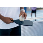 Pickleball-Ballspiel Blau im praktischen Einsatz
