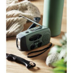 AM/FM Radio mit Taschenlampe MO2746- Gruen im praktischen Einsatz