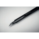 Einziehbares Cuttermesser Schwarz, Detailaufnahme des Materials