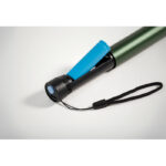 Wiederaufladbare Taschenlampe Gruen im praktischen Einsatz