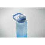 RPET-Trinkflasche 2000ml Blau im praktischen Einsatz