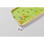 Fußballspiel aus Holz im praktischen Einsatz