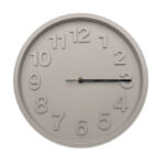 Wanduhr aus PP Grau, Detailaufnahme des Materials