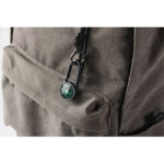 Outdoor-Kompass mit Karabiner, Detailaufnahme des Materials