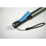 Wiederaufladbare Taschenlampe Gruen im praktischen Einsatz