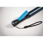 Wiederaufladbare Taschenlampe Blau im praktischen Einsatz