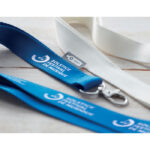 Lanyard RPET 20mm Blau im praktischen Einsatz