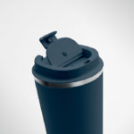 Doppelwandiger Becher 350ml Blau im praktischen Einsatz