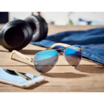 Sonnenbrille Bambus Blau im praktischen Einsatz