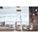 Karaffe aus recyceltem Glas 1L im praktischen Einsatz