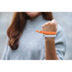 Armband RPET-Polyester Orange im praktischen Einsatz