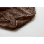 RPET-Flanell Fleece-Decke Braun, Detailaufnahme des Materials