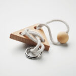 Geduldsspiel Holz Dreieck, Detailaufnahme des Materials