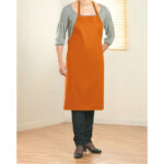 Küchenschürze aus Baumwolle Orange im praktischen Einsatz