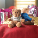 Teddybär mit Hoody  Weiß im praktischen Einsatz
