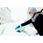 Eiskratzer Blau im praktischen Einsatz
