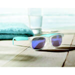 Verspiegelte Sonnenbrille Blau im praktischen Einsatz