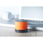 Wireless Lautsprecher, rund Orange im praktischen Einsatz
