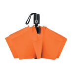 Windbeständiger Regenschirm 21” Orange im praktischen Einsatz