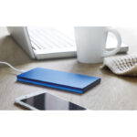 Powerbank 8000 mAh Blau im praktischen Einsatz