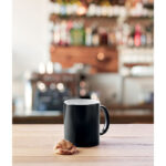 Kaffeebecher mit Farbwechsel im praktischen Einsatz