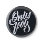 Badge Anstecknadel, Detailaufnahme des Materials