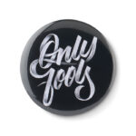 Magnet-Badge mit Kapselheber, Detailaufnahme des Materials