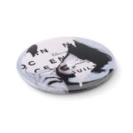 Magnet-Badge mit Kapselheber, weitere Ansicht