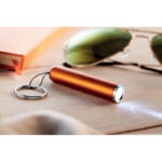 LED Taschenlampe Orange im praktischen Einsatz