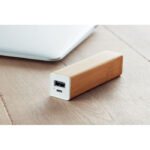 Powerbank 2200 mAh Bambus im praktischen Einsatz