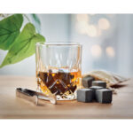Whisky Set in Bambus Box im praktischen Einsatz